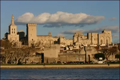 Dans quelle ville est situé le siège de la papauté à la suite de ces événements ?
