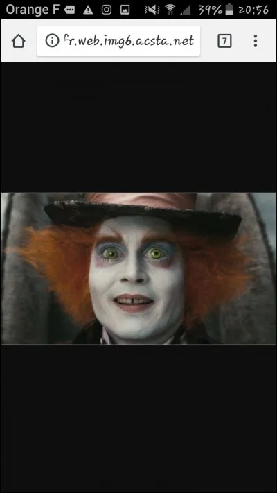 Quelle question, le chapelier pose-t-il lors de chacune de ses crises de folie ?