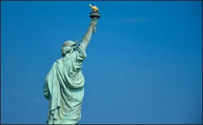La position de la statue de la Liberté n'est pas anodine, en effet, la statue est tournée vers l'est, c'est-à-dire vers l'Europe.