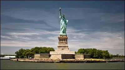 La statue est située à New York, sur l'île d'Ellis Island.