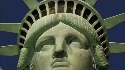 Il vous faudra gravir 99 marches avant d'arriver à la tête de la statue et à sa couronne.