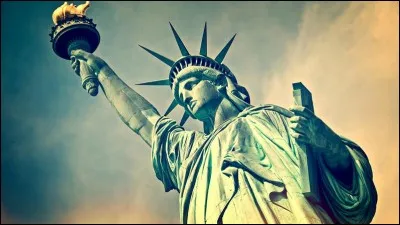 La couronne de la statue comporte 7 pointes, représentant les 7 "continents" ou les 7 océans qui couvrent le globe.