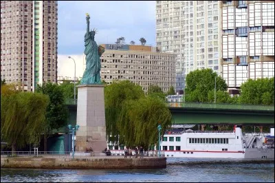 La plus célèbre réplique française de la statue est située à Lyon, à la hauteur du pont de Grenelle où elle fait face à sa "grande sur" new-yorkaise.