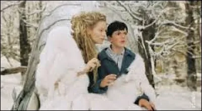 Où se trouve la sorcière blanche lorsqu'elle réapparaît ?