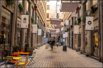 La Croix-Rousse est un quartier de quelle grande ville française ?
