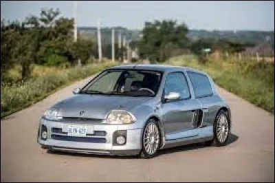 Seule citadine sportive française à être équipée d'un moteur V6 de son temps, son moteur est en position centrale arrière et elle est devenue une propulsion. Comment s'appelle cette voiture ?