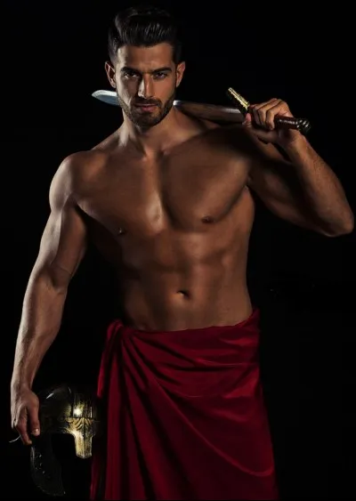 Élevé par Périclès, très séduisant, élégant et riche, mais vaniteux et égoïste. Qui est-il ?