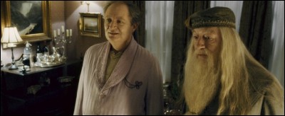 Quand Dumbledore et Harry vont chercher le professeur Slughorn, ils retrouvent sa maison sens dessus dessous. Et le professeur...