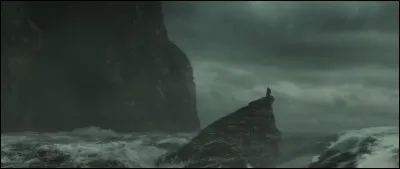 Albus Dumbledore et son élève favori décident de se rendre dans une caverne pour aller récupérer un Horcruxe (une partie d'âme de Voldemort cachée dans un objet ou un être vivant). Mais là, horreur...