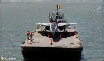 De quel pays appartient le plus petit porte-avions ?