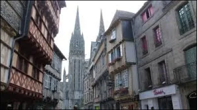 Dans quel département de Bretagne se situe la ville de Quimper ?