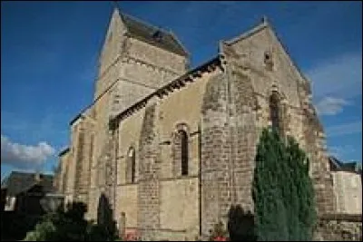 Nous sommes devant l'église Notre-Dame de Ségrie. Commune Sarthoise, elle se situe en région ...