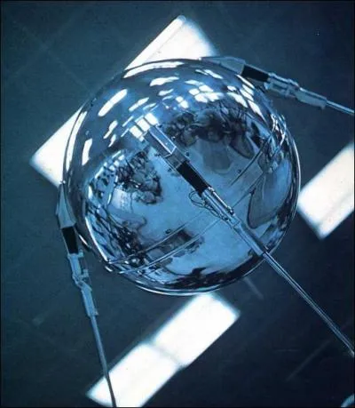 Comment s'appelait le premier satellite lanc par les hommes autour de la Terre ?