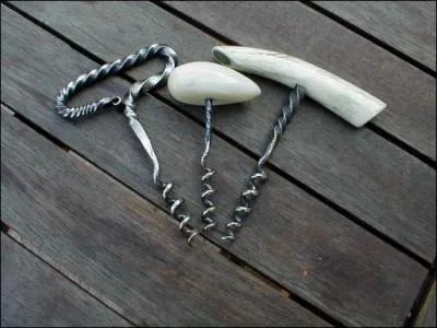 Quel est le pluriel de 'tire-bouchon' ?