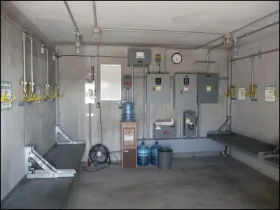 En cas de coupure d'électricité, plusieurs groupes électrogènes sont entreposés ici. Besoin d'un outil ? Il se peut que vous puissiez trouver votre bonheur ici. Ce local est appelé...