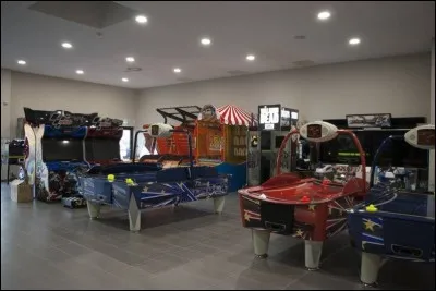 Vous n'êtes ni adepte du sport, ni de la lecture, ni un cinéphile. Il vous reste une dernière pièce de détente. Vous pouvez y jouer une partie de baby-foot, de jeux d'arcade... C'est la salle de :