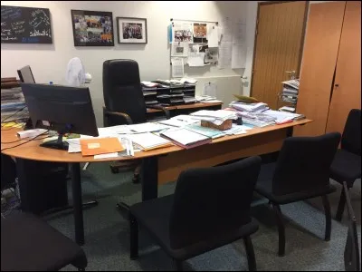 Maintenant, je vous présente ma pièce à moi, où je peux gérer mes affaires même quand il y a la fin du monde ! Qu'est-ce que c'est ?