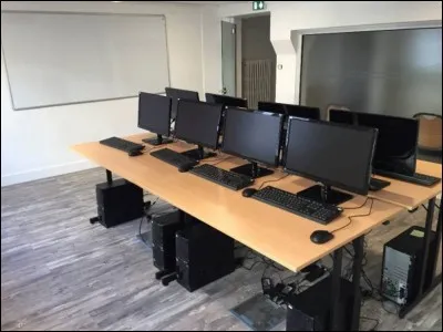 Besoin d'une information précise ou de surfer sur la Toile ? Une dizaine de postes informatiques se trouvent dans ce lieu. C'est une salle...