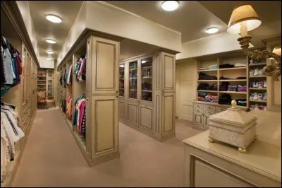 L'ensemble des personnes présentes dans le bunker peuvent stocker leurs affaires personnelles ici. C'est un...