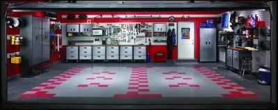 Dans cet espace, deux véhicules de tout type peuvent prendre place. De même, l'ensemble des équipements d'entretien des engins terrestres y sont entreposés. C'est...