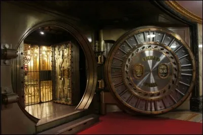 Dans cette pièce ultra-sécurisée, nous pouvons stocker tous nos objets de valeur (montres, bijoux...) mais aussi de l'argent, quelle que soit la somme. C'est...
