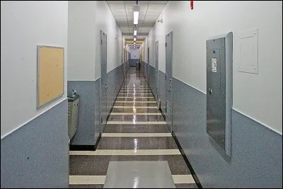 Puis, vous arrivez ici. Comment se nomme ce long chemin qui conduit aux différentes pièces ?