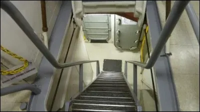 Que faites-vous toujours en bas ? La visite est terminée maintenant, la sortie est par ici. Je vous attends afin qu'on puisse prendre une bonne granita bien fraîche ! Mais, comment s'appelle cette chose qui sert à monter ou à descendre ?