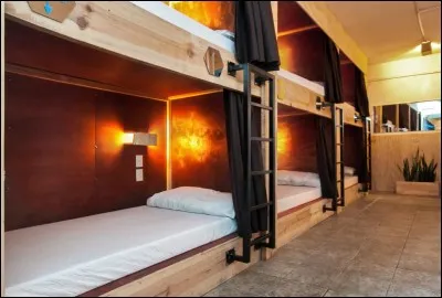 Juste après, le bunker dispose de deux pièces comme celle-ci, qui peuvent accueillir une dizaine de personnes chacune. Quel est leur nom ?