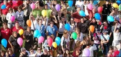 Depuis 1994, c'est dans la commune de Pleucadeuc (Finistère) - dont le nom signifie "paroisse de Cadoc" - qu'a lieu le festival "Deux et plus" : une des affirmations est juste. Laquelle ?