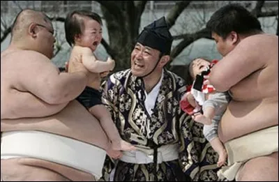 Komaki Sumo (Japon) > Cette "cérémonie" pluriséculaire du temple Sensoki de Tokyo a pour but de s'assurer de la bonne santé des bébés. Que doivent faire ces derniers (nés) ?