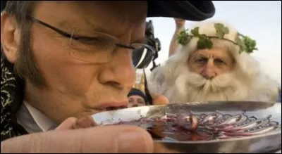 Le festival Krakelingen est - comme ce pays le revendique assez clairement - un peu celui de l'absurde : du haut d'une colline, on jette ... ! (Complétez)