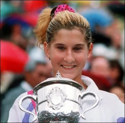 1990 : La Yougoslave Monica Seles remporte son premier titre à Roland-Garros. Elle devient ainsi la plus jeune vainqueur du tournoi français à ce jour, soit :