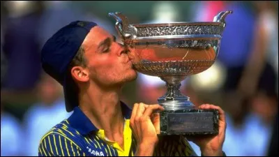Ce joueur de tennis brésilien, professionnel de 1995 à 2008, devient le premier joueur de son pays à remporter un tournoi du Grand Chelem. Il s'impose à Roland-Garros à 3 reprises (1997, 2000 et 2001). Il s'agit de :