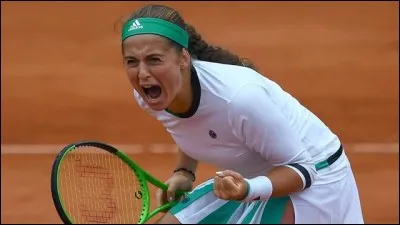 2017 : La finale dames des Internationaux de France consacre une jeune joueuse lettone de 20 ans, non tête de série, qui remporte par ailleurs son tout premier tournoi. Elle s'impose en finale face à la roumaine Simona Halep, à la surprise générale. 
Qui est cette joueuse ?