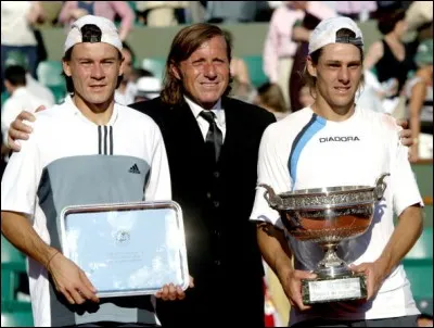 2004 : Cette finale messieurs à sensations voit la consécration d'un Argentin, qui s'impose face à un autre Argentin, après avoir remonté un handicap de 2 sets à 0. Quelle fut l'affiche de cette finale et son score ?