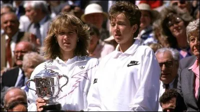 1988 : L'Allemande Steffi Graf entre dans l'histoire en corrigeant en finale la jeune soviétique Natalia Zvereva 6-0, 6-0 en exactement :