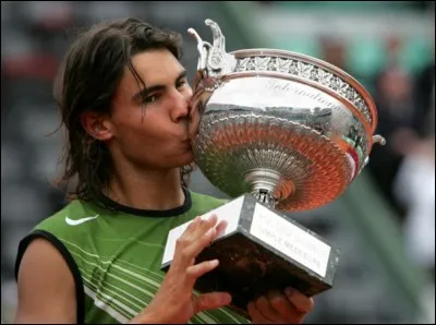 L'Espagnol Rafael Nadal a remporté les Internationaux de France à 12 reprises. En quelle année remporta-t-il son premier Roland-Garros et face à quel joueur ?