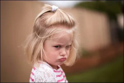 Tu voles une robe à ta sur en pleine nuit, et elle te surprend...