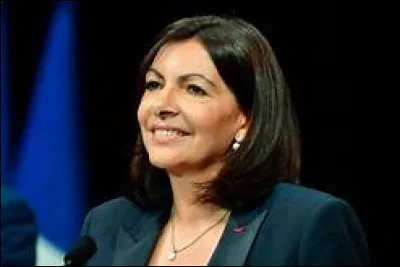 Elle est maire de Paris lors de l'incendie de sa plus célèbre cathédrale...