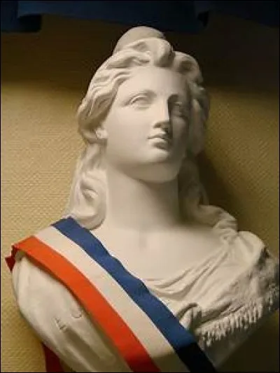 Coiffée d'un bonnet phrygien, elle représente la République française...