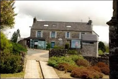 Pour finir, je vous emmène à Saint-Servais. Village Costarmoricain, il se situe en région ...