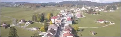 Nous sommes dans le Jura, à Lajoux. Nous nous trouvons ...