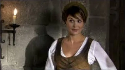 Que peut-on apprendre au fil de la série, sur l'enfant que Madenn attendait lorsqu'elle est venue avec son père au château ?