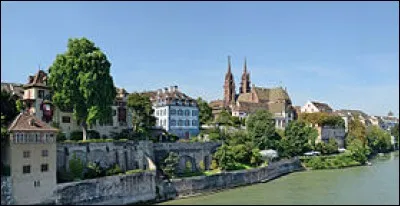 Grande ville de Suisse, sur le Rhin :