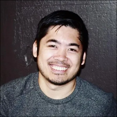 L'illustrateur du livre "Gardiens des Cités perdues" est Jason Chan.