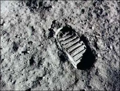 Comment s'appelle la poussière qui recouvre la surface de la Lune ?