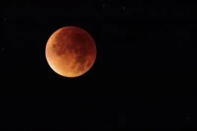 Une éclipse de Lune peut être dangereuse pour l'il humain.
