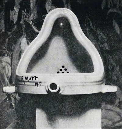 Quel artiste célèbre a utilisé un urinoir comme sculpture "ready-made" ?