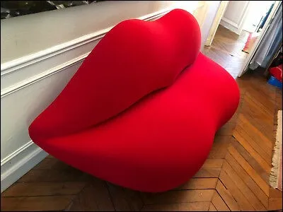 Quel artiste a sculpté l'uvre surréaliste "Canapé Boca" ?