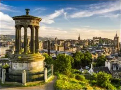 Si j'ai envie de voir un match de rugby au stade de Murrayfield je dois me rendre dans la capitale de l'Écosse qui est...